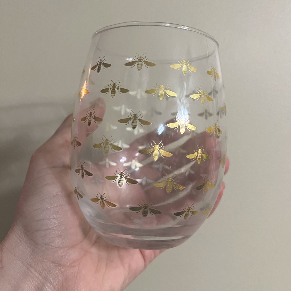 Wine glass with gold bees